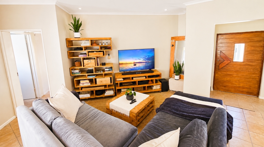 To Let 4 Bedroom Property for Rent in Table View Western Cape
